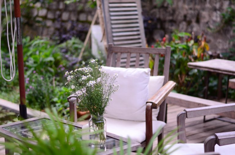 chaise dans un salon d'extérieur