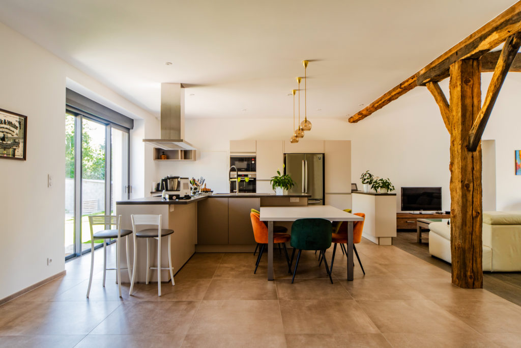 intérieur de maison avec poutres bois apparentes, ancienne bâtisse remise à neuf