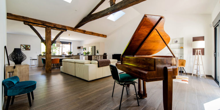intérieur maison remise à neuf, poutres anciennes apparentes