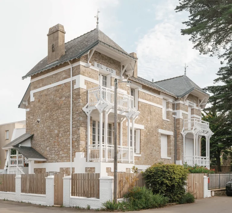 Réalisation d'un projet de rénovation d'une maison en pierre par Herick Rénovation.